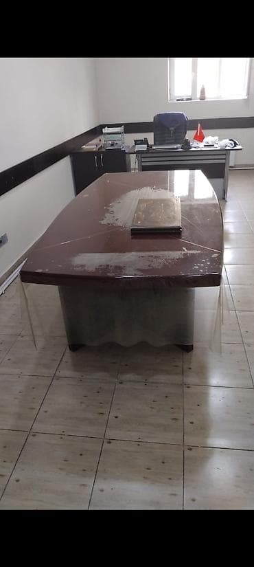 ikinci mebel: Ofis mebelləri dəsti Tərkibi: - Toplantı/iş masası: iri ölçülü — 1