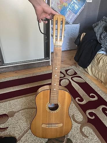 Klassik tipli akustik gitara Tecili satilir,yungul altinda cat var,sim