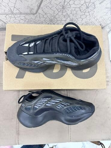 Qara rəngli idman ayaqqabısı (sneaker) – futuristik dizaynlı model