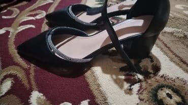 toy ucun hicab geyimleri: Qadın ayaqqabısı - Rəng: qara - Model: önü sivri burun, açıq yanlı — 1