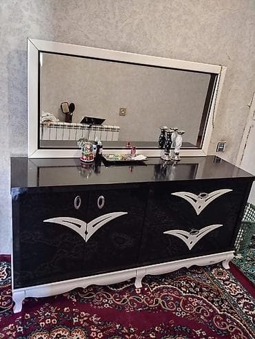 Qonaq otağı mebel dəsti Tərkibi: - Geniş güzgülü konsol/komod: üstü