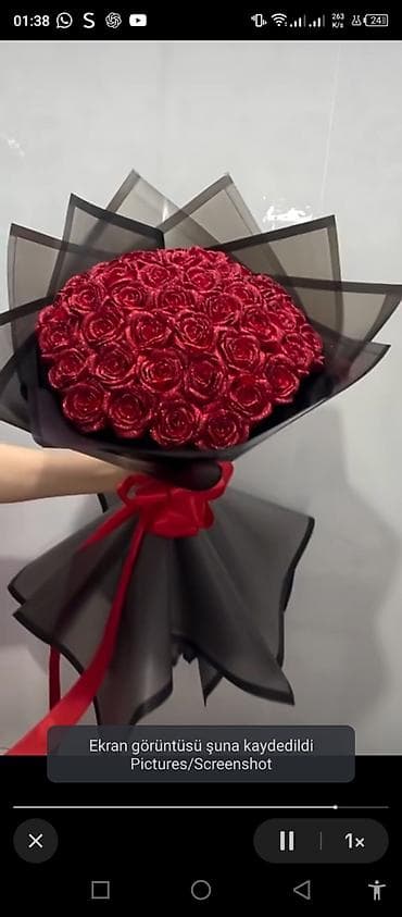 gül buketi şəkilləri: Qırmızı parıltılı güllərdən bükülmüş buket - Tərkib: Qırmızı — 2