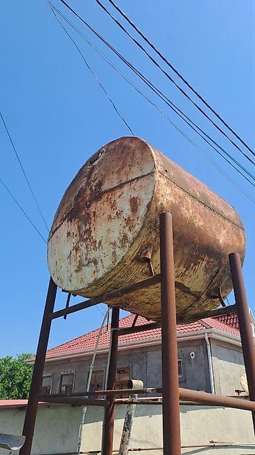 Metalkonstruksiyalı şaquli dayaqlar üzərində quraşdırılmış böyük lalafo.az -da Metalkonstruksiyalı şaquli dayaqlar üzərində quraşdırılmış böyük