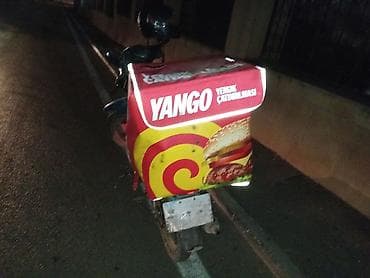 Yemək çatdırılması üçün moto-skuter + izotermik çatdırılma çantası -