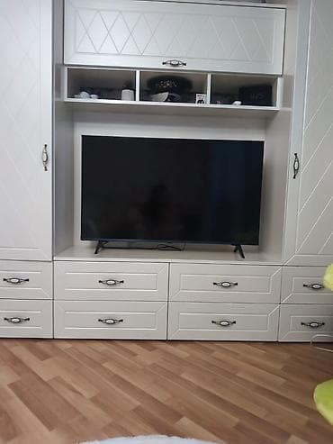 melisa mebel: Ağ rəngdə qonaq otağı üçün inteqrə edilmiş TV stendi və dolab sistemi — 1