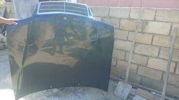 mersedes kapot: Qara rəngli, Mercedes markalı avtomobilin kapotu. Üzərində radiator — 4