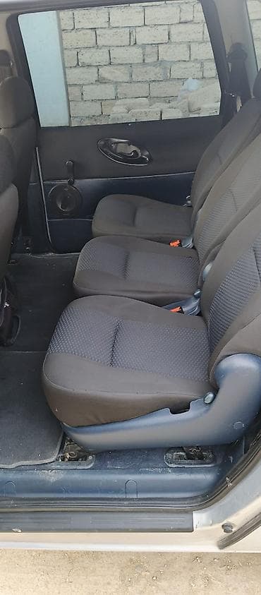yan guzguler: Volkswagen Sharan miniven - Kuzov: gümüşü rəng, 5 qapı, relslərlə dam — 7