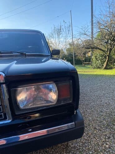 Avtomobil: Klassik LADA (VAZ) 2107, qara rəng. Xüsusiyyətlər: -