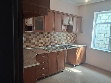 L formalı mətbəx mebeli. Taxta teksturalı qəhvəyi rəngdə hazırlanıb və