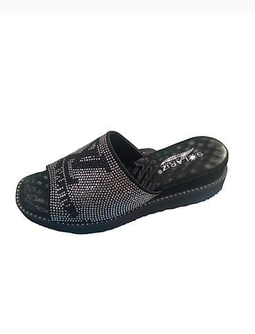 Basanoşka və səndəllər: Qadın üçün zərif slayd sandal - Rəng: qara - Üst hissə: yüzlərlə — 1