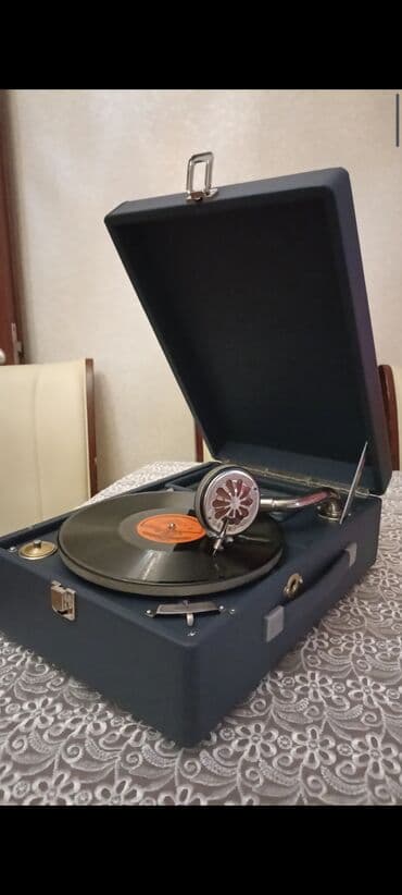 dim listening 1: Retro üslubda çox nadir göy rəngli "LENİNQRAD" patifonu. Üzərində val — 4