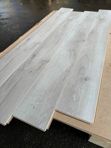 ламинат цена: Açıq boz rəngdə, taxta görünüşlü laminat döşəmə panelləri. Panellər — 2