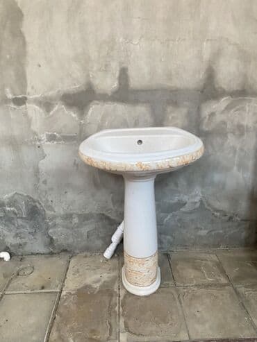 hamam ucun vannalar: Ayaq üstə dayanan bu ağ rəngli unitaz dəsti oval formalı çanaq və — 1