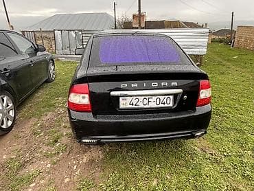 LADA Priora sedan - Kuzov: qara rəng, 4 qapı, arxa tərəfdə “PRIORA”