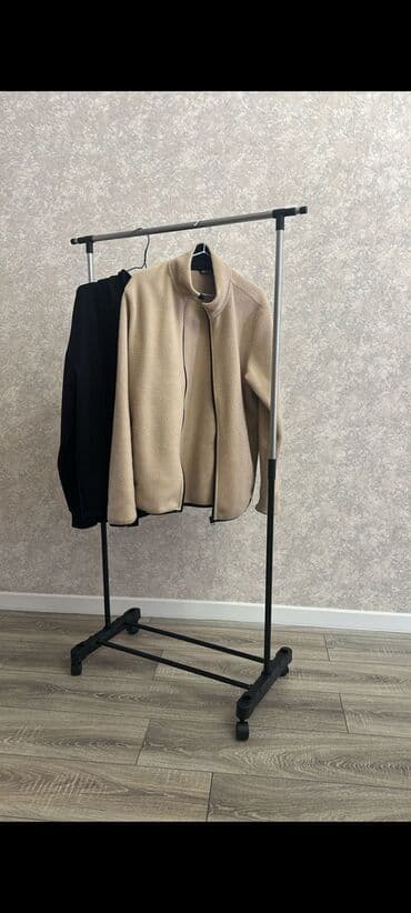 вешалка для брюк и рубашек напольная: Paltar asılqanı. Üzərində müxtəlif geyimlər asılıb, həm qarderobda — 2