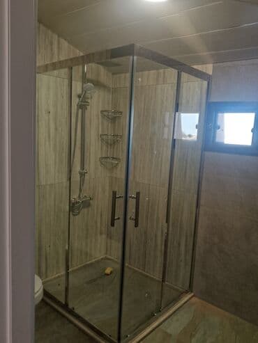 hamam ucun kabinalar: Şəffaf şüşə panelləri və metal çərçivəsi olan kvadrat formalı duş — 1