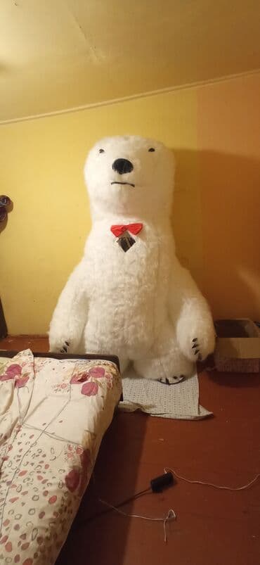 uşaq üçün yelencek: Yumşaq ağ materialdan hazırlanmış iri, doldurulmuş ağ ayı. Heyvanın — 4