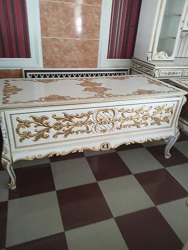 barokko: Klassik üslubda dəst mebel Tərkib: - Vitrin/servant: üst hissəsi — 9