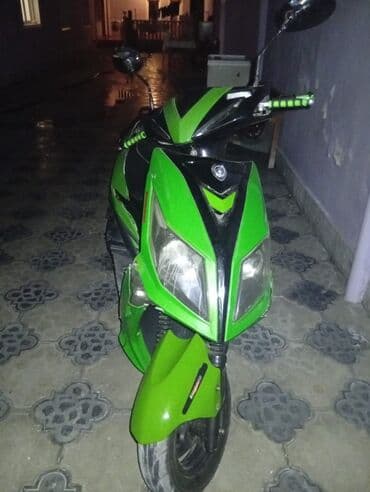 vaz surət qutusu: Skuter – yaşıl-qara rəngli şəhər tipli model Xüsusiyyətlər: - Kuzov — 1