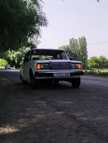 ford transit matoru: VAZ 2107, ağ rəng, sedan kuzov. Texniki xüsusiyyətlər: - Yanacaq — 4