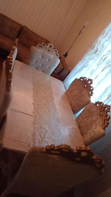 stol dəsdi: Qonaq otağı mebel dəsti Tərkibi: - Vitrin şkaf: şüşə vitrinli, krem — 2