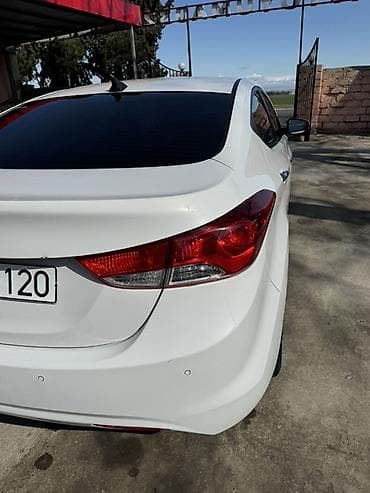 Hyundai Elantra sedan – ağ rəngdə, aerodinamik kuzov və LED ön/arka — 3