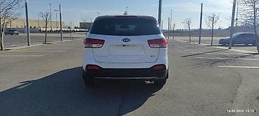7 yerlik avtomobillər: Kia Sorento – ağ rəngli, şəhər və uzun məsafələr üçün geniş və rahat — 4