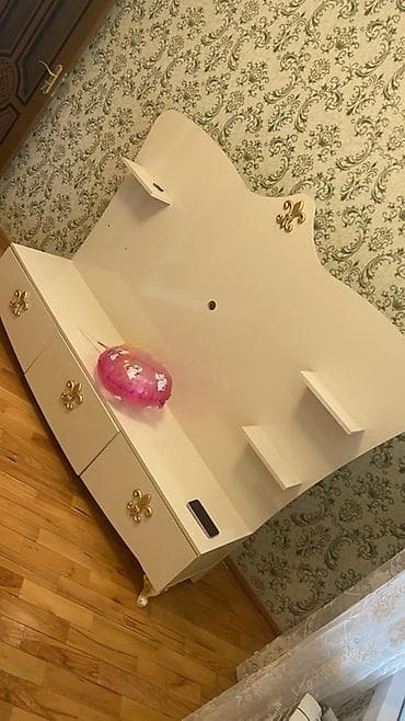 Прямой ТВ стенд, С полками