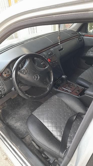 mersedes qapı: Mercedes-Benz E-Class (W210), gümüşü rəng. - Kuzov: sedan, 4 qapı - — 5
