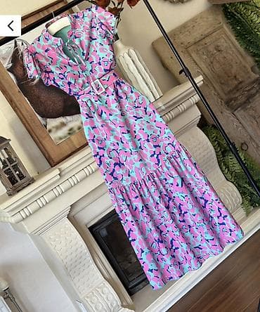 - Qadın geyimi: uzun, kəmərli don - Rəng və naxış: mavi-aqua fon