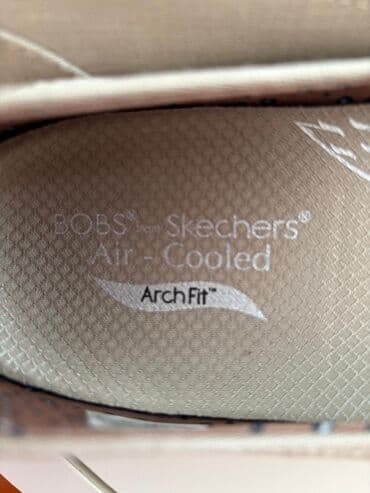 4xl nece razmerdi: Skechers brendinin "BOBS" seriyasından bej rəngli qadın sürüşmə — 2