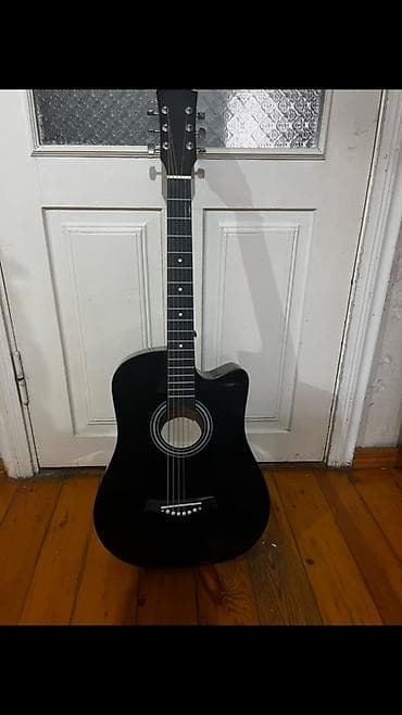 Akkustik gitara – qara rəng, kəsik korpuslu (cutaway) model. - Korpus