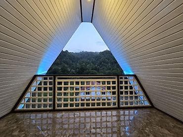 salyanda satilan evler: Dağ mənzərəli müasir A‑frame tipli isti hovuzlu ev (kirayə/istirahət — 4