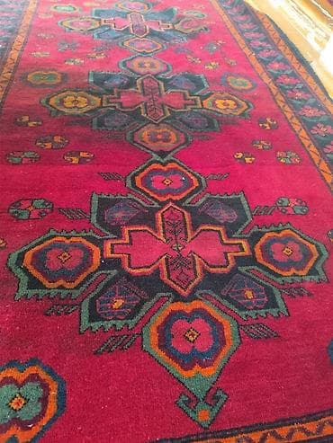 vintir: Qırmızı əsaslı, əl toxuması üslubunda xalça - Ölçü: təxminən 2,0 x — 2