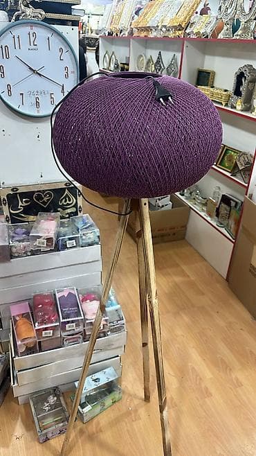 İplikdən toxunuş effektli tor abaşka ilə üçayaqlı döşəmə lampası -