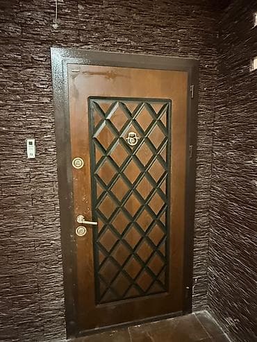 Dəmir çərçivəli taxta giriş qapısı - Material: möhkəm metal karkas və