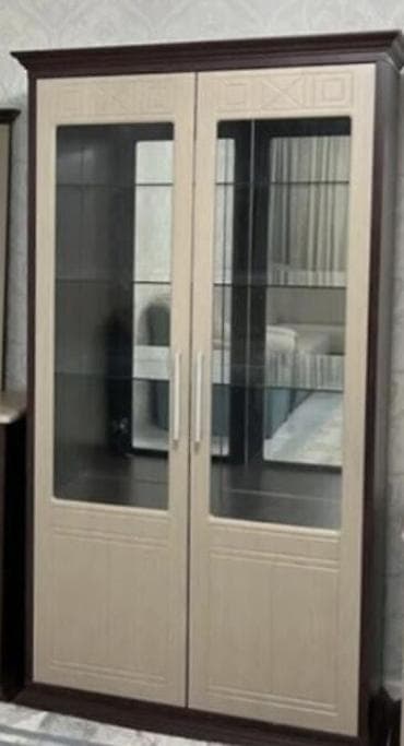 İkiqapılı şüşəli qarderob şkaf. Model klassik və zövqlü dizayna — 1