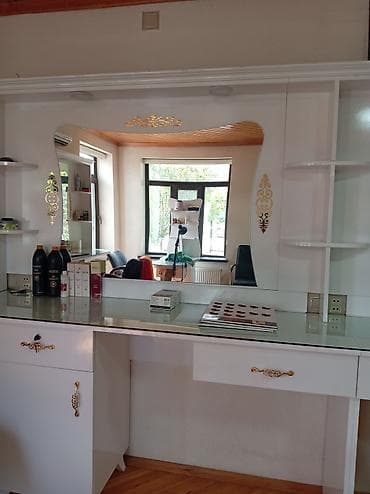 Салонные, медицинские комплекты мебели: Gözəllik salonu üçün tam dəst vizaj/berber masası - Rəng: ağ, qızılı — 6