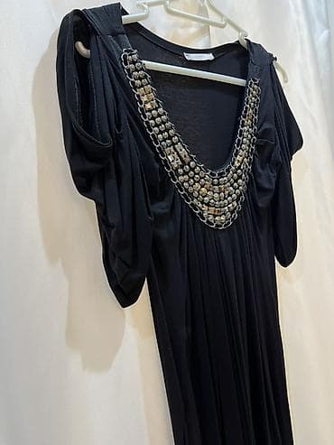 Qara rəngli zərif qadın geyimi 
M ölçüsünde — 2