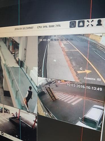 manitor komputer: Monitor 19 düym Ekranda iki bar var. Monitor işləyir və video müşahidə — 4