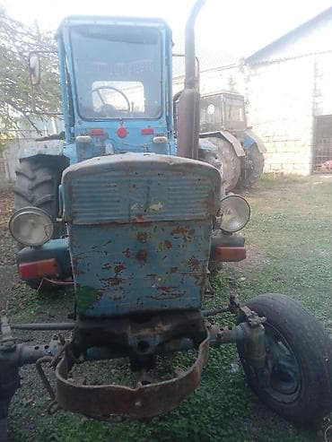 islenmis masinlar: Mavi rəngli təkərli kənd təsərrüfatı traktoru. Xüsusiyyətlər: - — 1