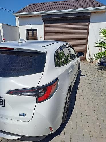 Toyota Corolla Touring Sports Hybrid – universal kuzovlu, ağ rəng