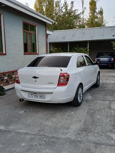 Yağlar və avtokimyəvi maddələr: Chevrolet Cobalt, ağ rəng, sedan gövdə. Xüsusiyyətlər: - Avtomat — 5