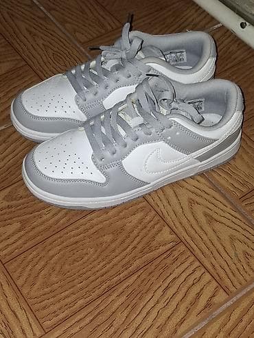 Ağ–boz rəng çalarında aşağı profilli idman ayaqqabısı. - Üst hissə