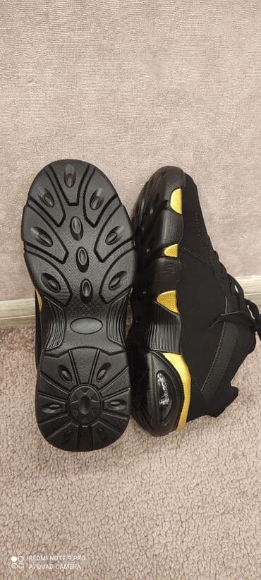 çəkmə kişi: Qara-qızılı idman ayaqqabısı - Dizayn: Qara üstlük, qızılı detallarla — 3