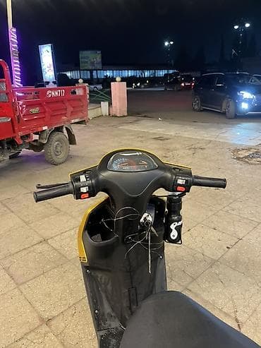 Su nəqliyyatı: 2025 ziq zaq 
- Rəng: qızılı/sarı, qara detallarla — 10