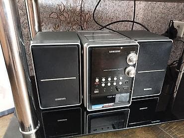 pultu: Samsung mini hi-fi sistem – model MM-K7B (üzərində “Personal Micro — 1