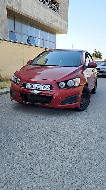 yan guzgu s: Chevrolet Aveo sedan – qırmızı rəng, 4 qapı. Texniki və komfort — 8