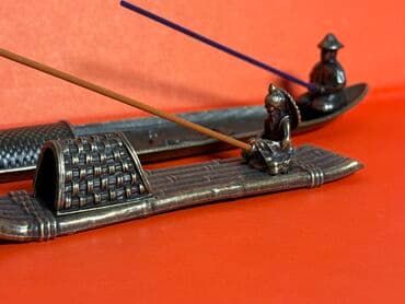 papaq şekli: Bu iki bürünc rəngli buxur qabı, Asiya mədəniyyətindən ilhamlanaraq — 3