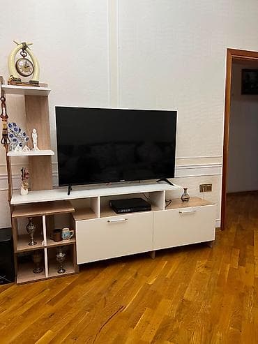 TV stendi və dekor rəfi dəsti - Müasir dizayn: ağ və açıq ağac — 1